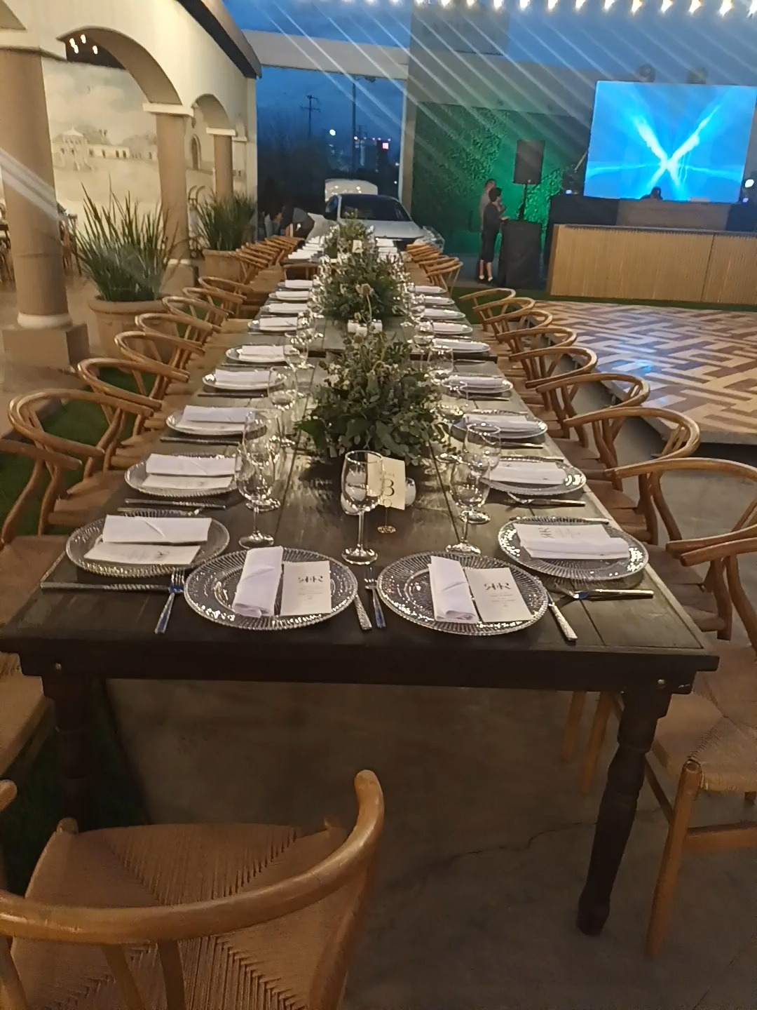 Mesa imperial montada con vajilla y follaje